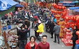 Hàng Mã rực đỏ ngày giáp Tết